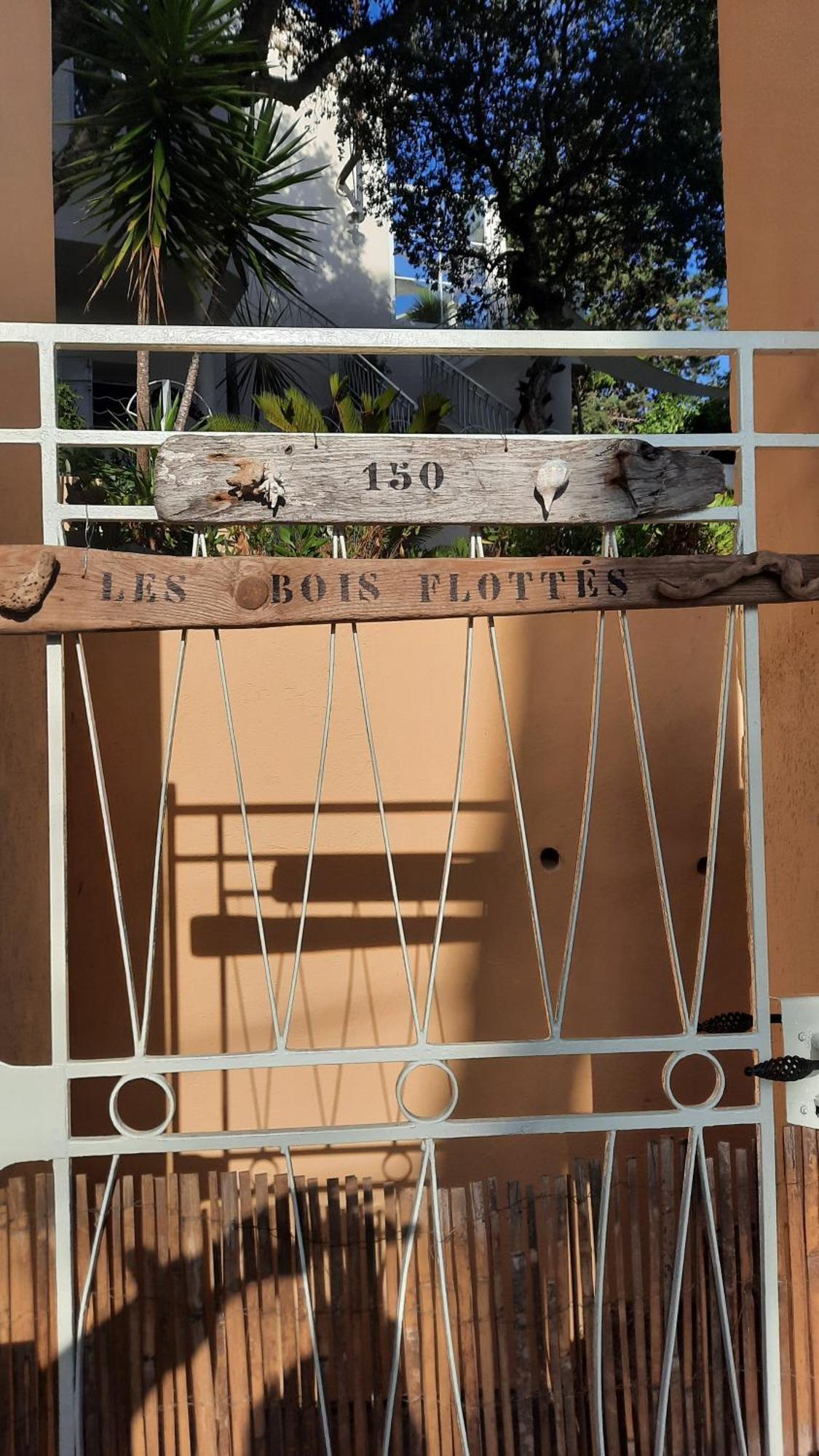 Les Bois Flottes . Plage De La Verne La Seyne-sur-Mer Luaran gambar